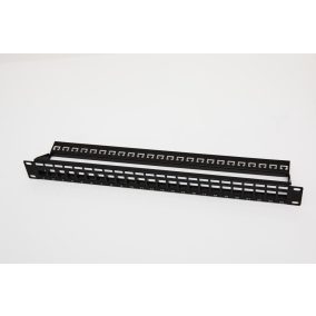 Üres 19" UTP keystone patch panel, 24 portos