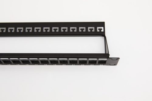 Üres 19" UTP keystone patch panel, 24 portos