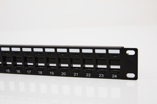 Üres 19" UTP keystone patch panel, 24 portos