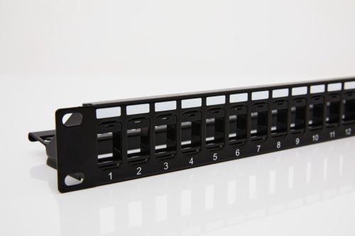 Üres 19" UTP keystone patch panel, 24 portos
