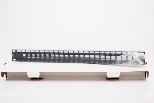 Üres 19" UTP keystone patch panel, 24 portos