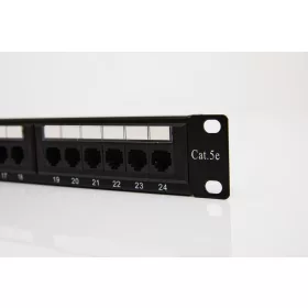   UTP Cat5e patch panel, 24 portos, levehető tehetmentesítővel