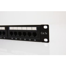   UTP Cat5e patch panel, 24 portos, levehető tehetmentesítővel