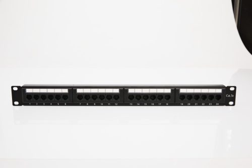 UTP Cat5e patch panel, 24 portos, levehető tehetmentesítővel