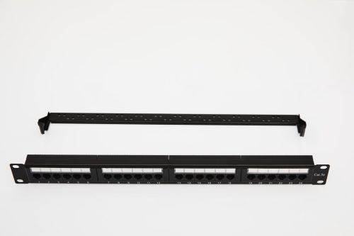 UTP Cat5e patch panel, 24 portos, levehető tehetmentesítővel