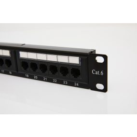   UTP Cat6 patch panel, 24 portos, levehető tehermentesítővel