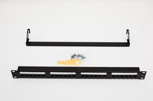 UTP Cat6 patch panel, 24 portos, levehető tehermentesítővel