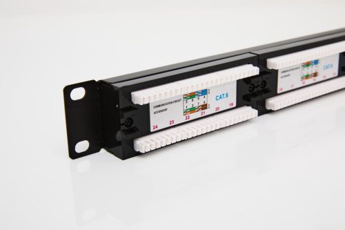 UTP Cat6 patch panel, 24 portos, levehető tehermentesítővel