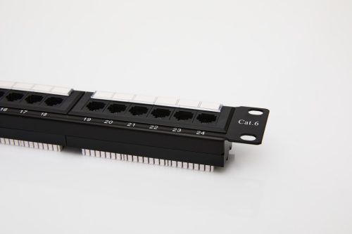 UTP Cat6 patch panel, 24 portos, levehető tehermentesítővel