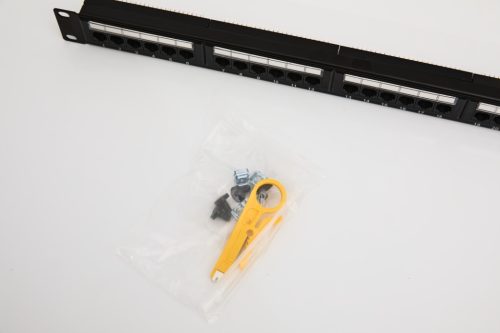 UTP Cat6 patch panel, 24 portos, levehető tehermentesítővel