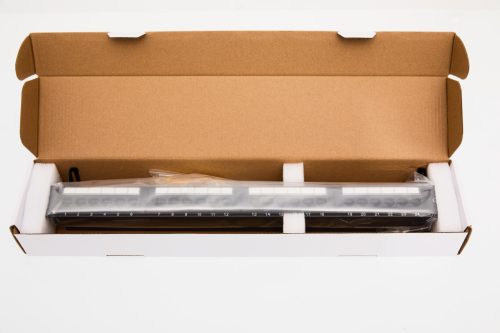 UTP Cat6 patch panel, 24 portos, levehető tehermentesítővel