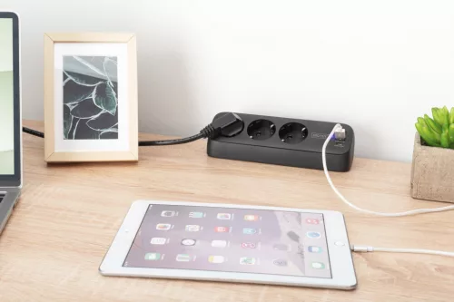 DIGITUS DA-70625 3 aljzatos 2x USB-A 1x USB-C fekete 1,5m asztali elosztó