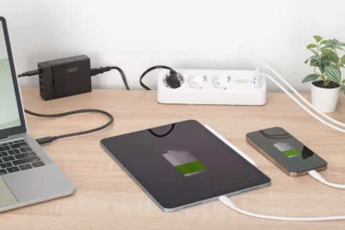 DIGITUS DA-70626 3 aljzatos 2x USB-A 1x USB-C fehér 1,5m asztali elosztó