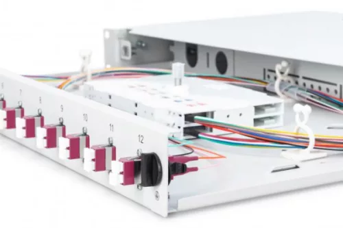 DIGITUS DN-96331-4 19" 1U 12xLC duplex OM4 toldóval pigtaillel és kötőkazettával szerelt optikai patch panel